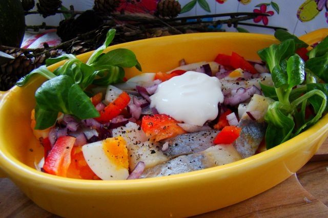 Sałatka jajeczna z śledzikiem solonym 