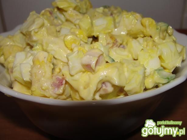 Sałatka jajeczna z szynką i kukurydzą 