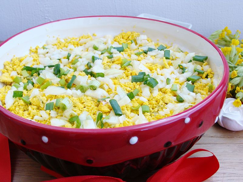 Sałatka jajeczna z tuńczykiem i dymką Sałatka jajeczna z tuńczykiem i dymką