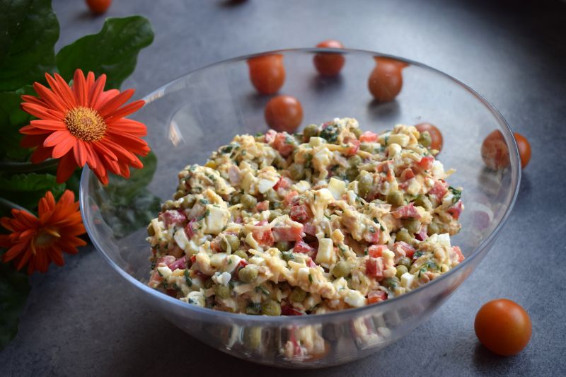 Sałatka jajeczna z tuńczykiem i papryką