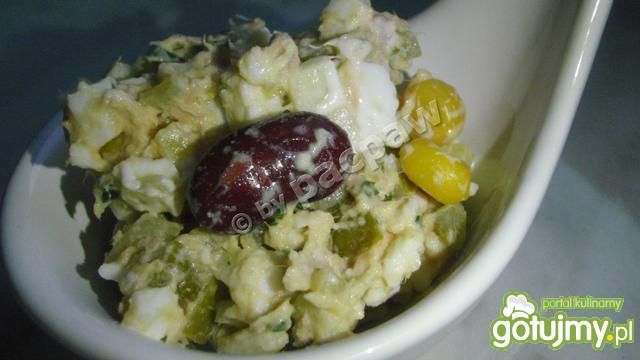 Sałatka jajeczna z tuńczykiem, kukurydzą