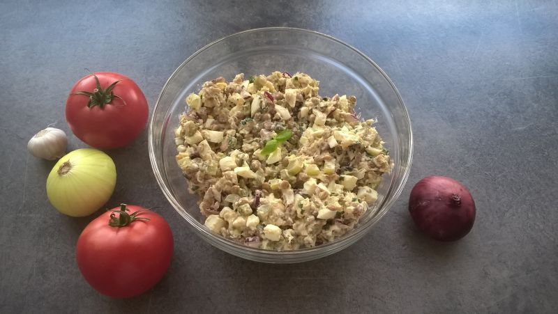 Sałatka jajeczna z wędzonym pstrągiem