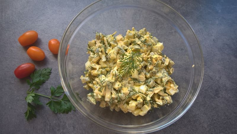 Sałatka jajeczna z żółtym serem i koperkiem Sałatka jajeczna z żółtym serem i koperkiem