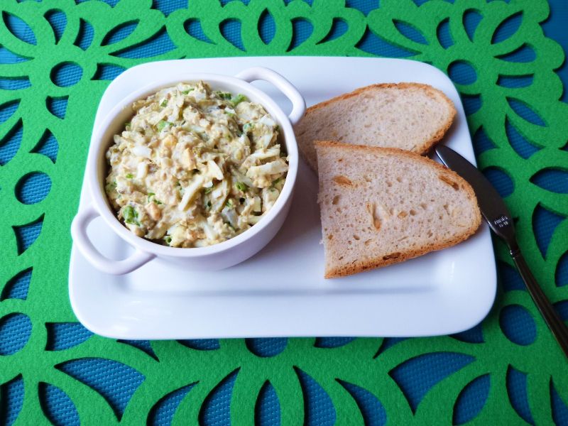 Sałatka jajeczna ze śledziami Sałatka jajeczna ze śledziami