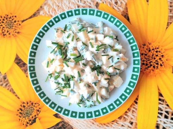 Sałatka jajeczna ze szczypiorkiem Sałatka jajeczna ze szczypiorkiem