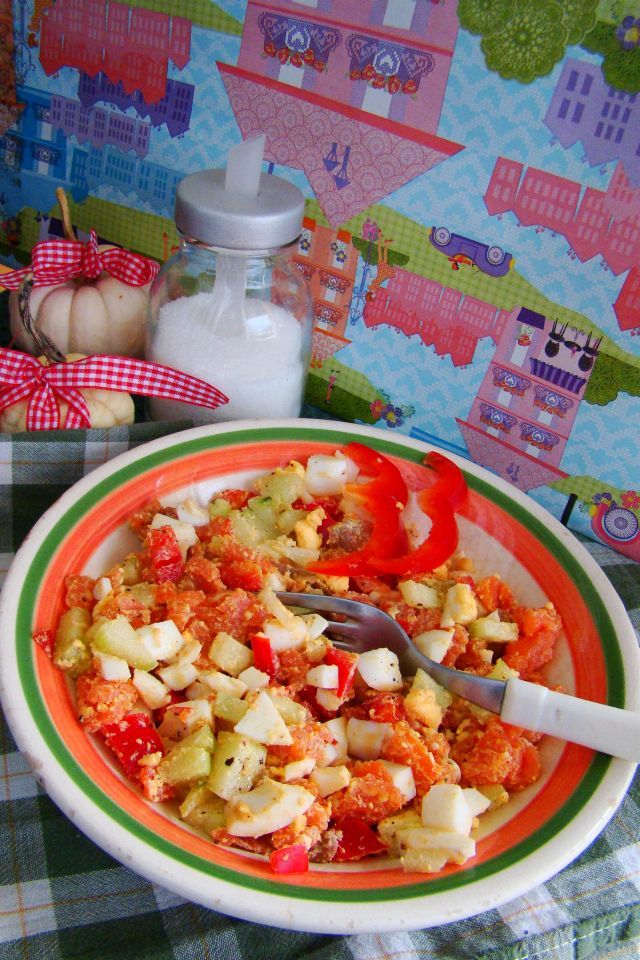 Sałatka jajeczno paprykowa Sałatka jajeczno paprykowa