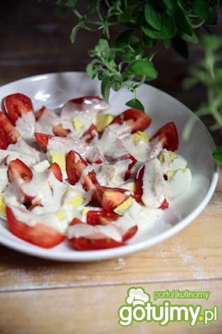 Sałatka jajeczno-pomidorowa z sosem musz Sałatka jajeczno-pomidorowa z sosem musz