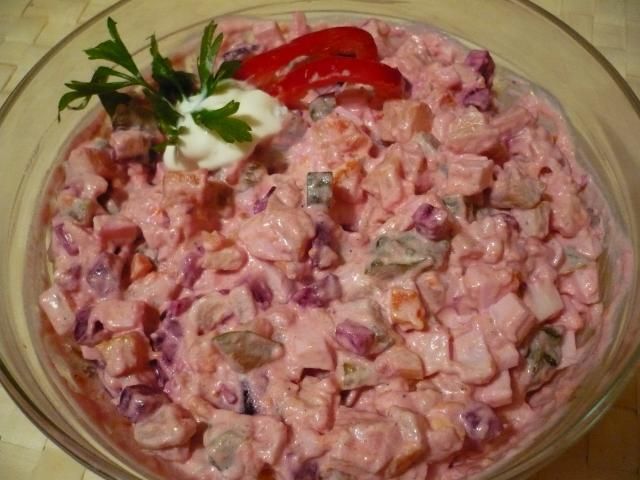 Sałatka jarzynowa na różowo Sałatka jarzynowa na różowo