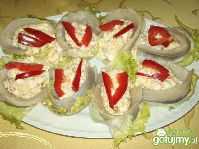 Sałatka jarzynowa śledziem otulona