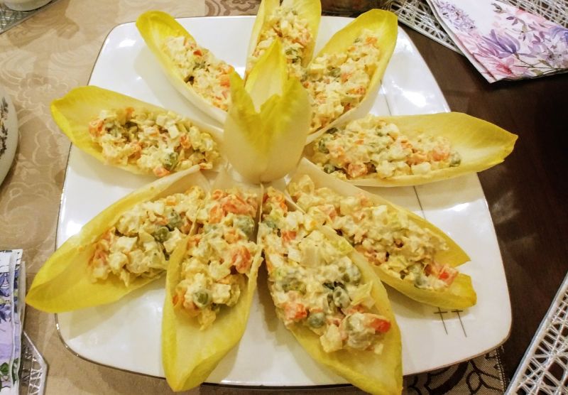 Sałatka jarzynowa w liściach cykorii Sałatka jarzynowa w liściach cykorii