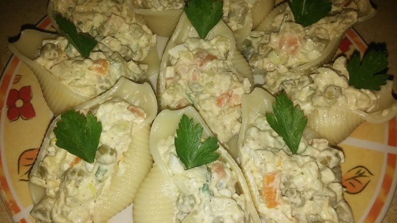 Sałatka jarzynowa w muszlach makaronowych Sałatka jarzynowa w muszlach makaronowych