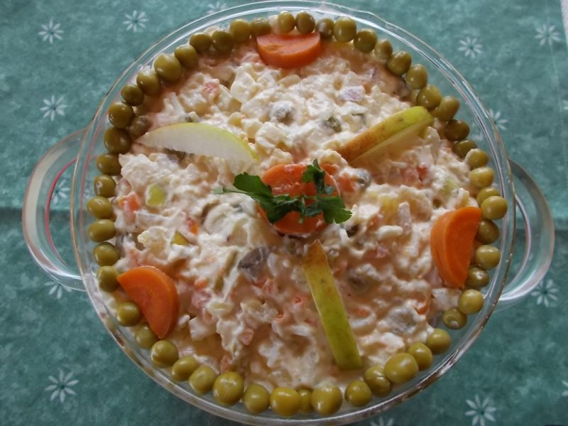 Sałatka jarzynowa względem pory roku Sałatka jarzynowa względem pory roku