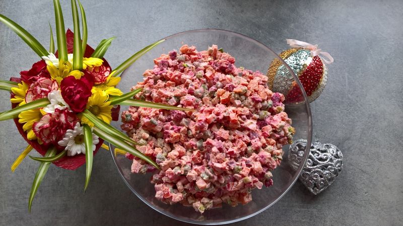 Sałatka jarzynowa z burakiem i szczypiorkiem