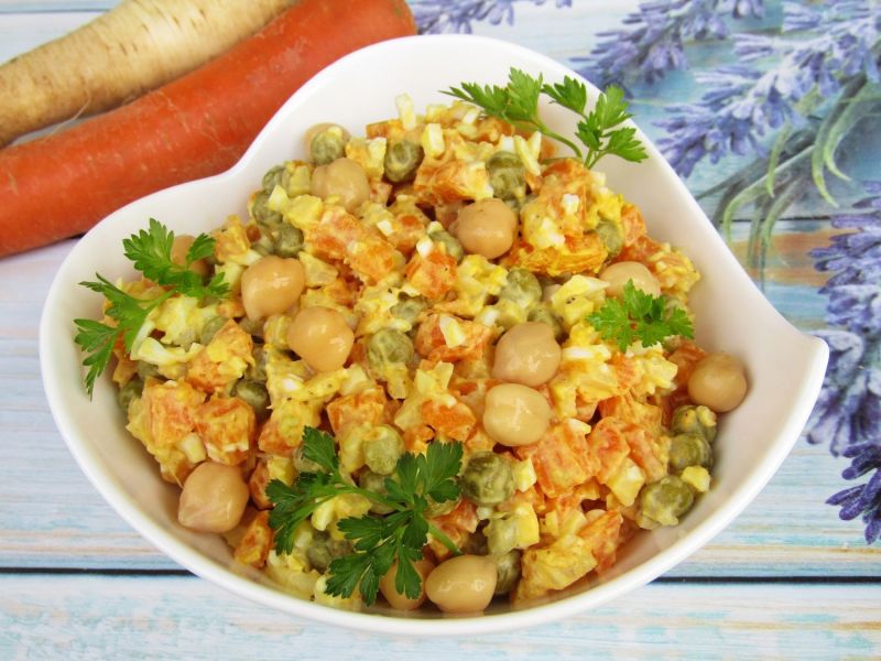 Sałatka jarzynowa z ciecierzycą 