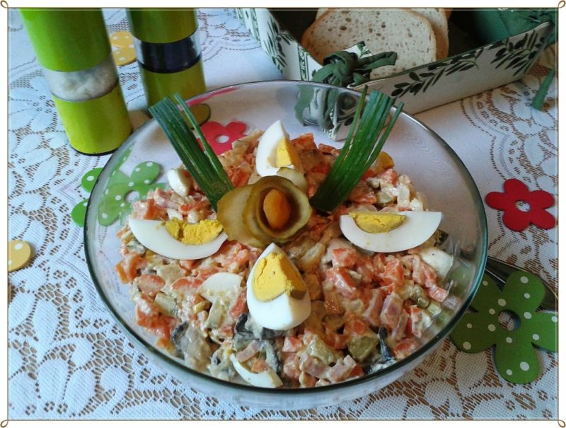 Sałatka jarzynowa z gotowanymi pieczarkami  Sałatka jarzynowa z gotowanymi pieczarkami