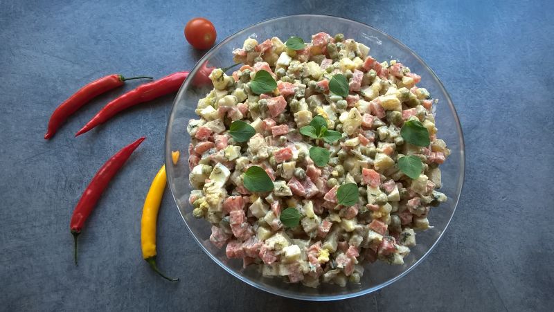 Sałatka jarzynowa z jogurtem naturalnym i koprem