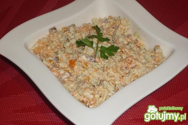 Sałatka jarzynowa z kabanosem Sałatka jarzynowa z kabanosem