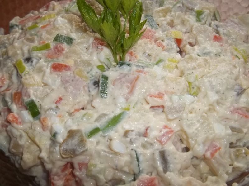 Sałatka jarzynowa z kiełbasą Sałatka jarzynowa z kiełbasą