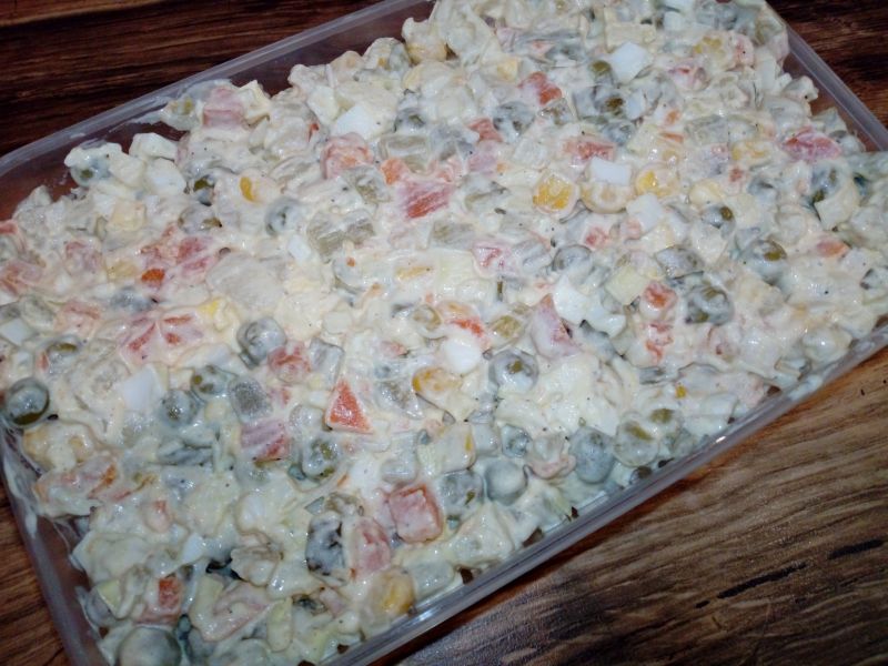 Sałatka jarzynowa z kukurydzą