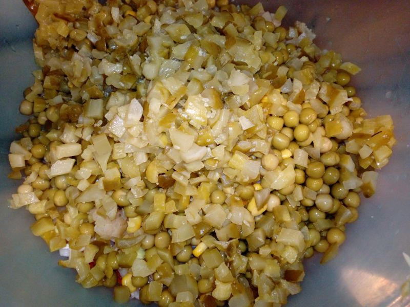Sałatka jarzynowa z kukurydzą