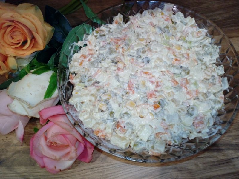 Sałatka jarzynowa z kukurydzą, fasolką, pasternak Sałatka jarzynowa z kukurydzą, fasolką, pasternak