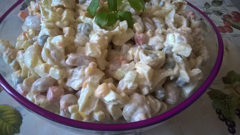 Sałatka jarzynowa z makaronem