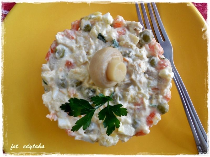 Sałatka jarzynowa z marynowanymi pieczarkami