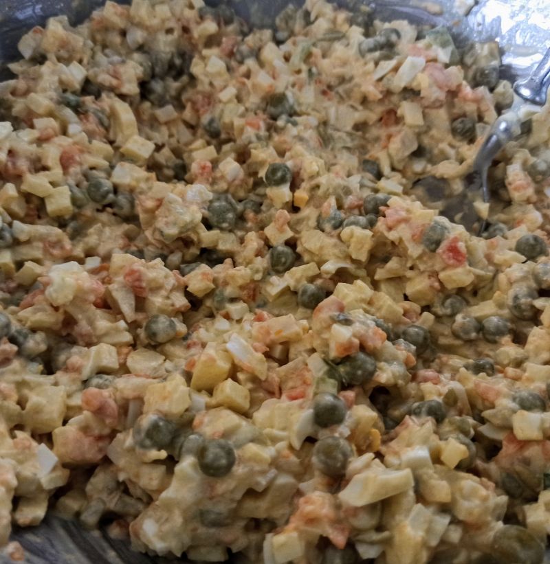 Sałatka jarzynowa z marynowanymi pieczarkami Sałatka jarzynowa z marynowanymi pieczarkami