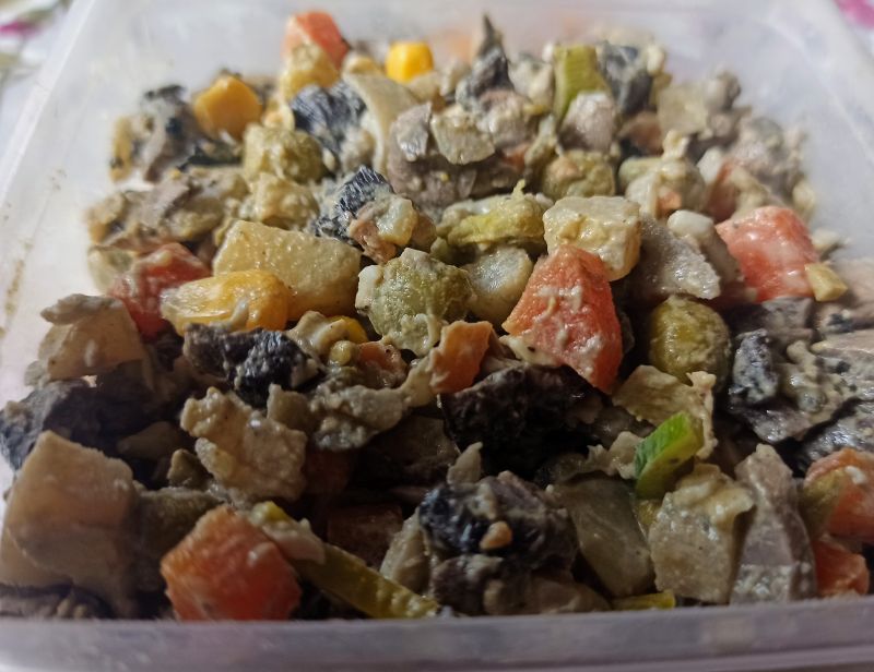 Sałatka jarzynowa z pieczarkami