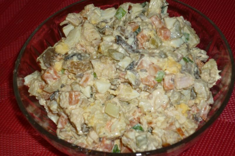 Sałatka jarzynowa z pieczonym kurczakiem Sałatka jarzynowa z pieczonym kurczakiem