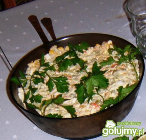 Sałatka jarzynowa z sosem czosnkowym Sałatka jarzynowa z sosem czosnkowym