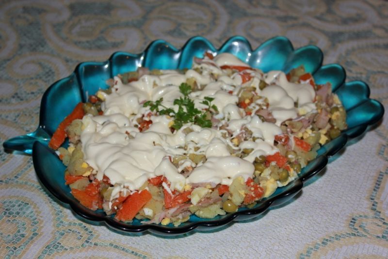 Sałatka jarzynowa z szynką  Sałatka jarzynowa z szynką