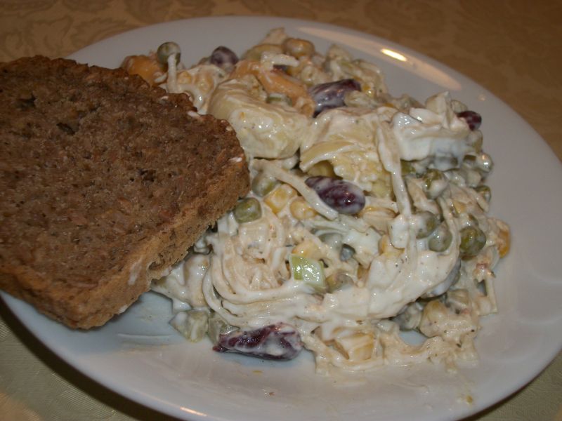 Sałatka jarzynowa z tortellini i jajkami