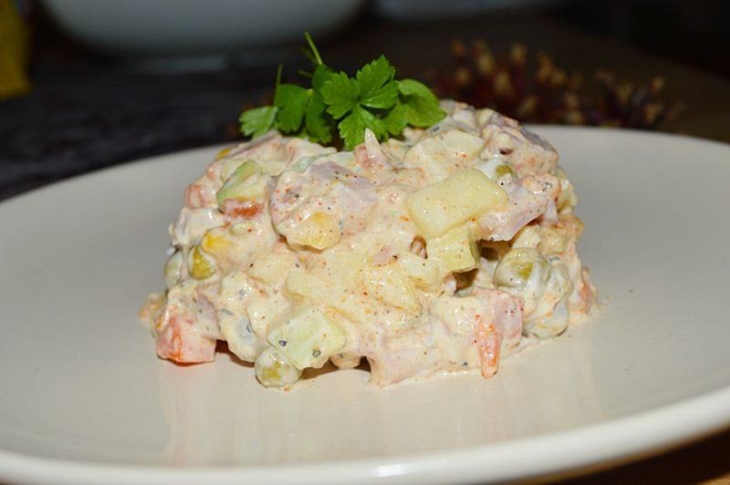 Sałatka jarzynowa z wędzonym kurczakiem i awokado  Sałatka jarzynowa z wędzonym kurczakiem i awokado