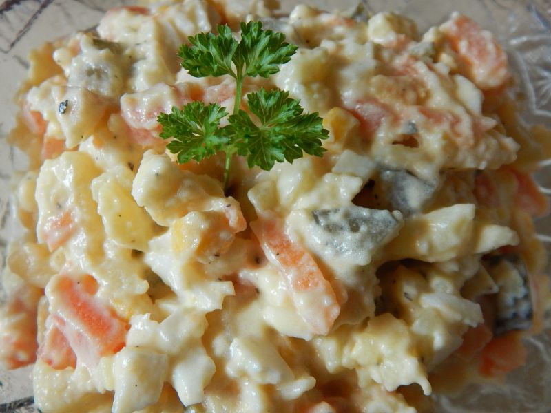 Sałatka jarzynowa z wędzonym łososiem