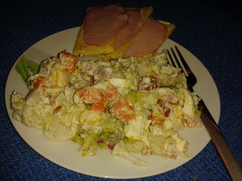 Sałatka kalafiorowa z kiełbasą bardzo dobra