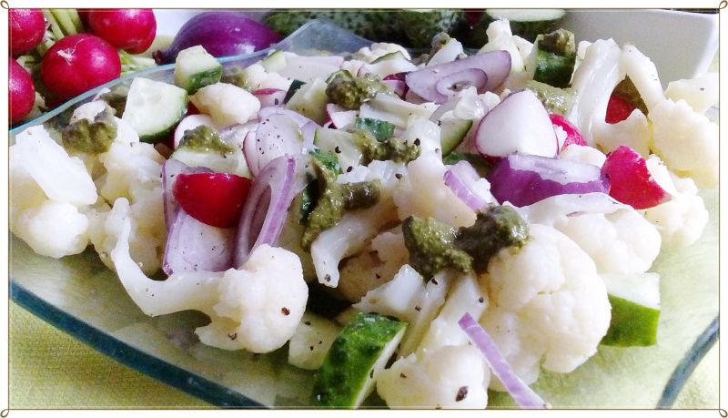 Sałatka kalafiorowa z pesto rzodkiewkowym Sałatka kalafiorowa z pesto rzodkiewkowym