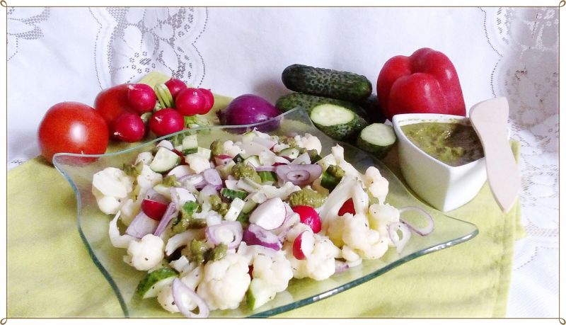 Sałatka kalafiorowa z pesto rzodkiewkowym Sałatka kalafiorowa z pesto rzodkiewkowym