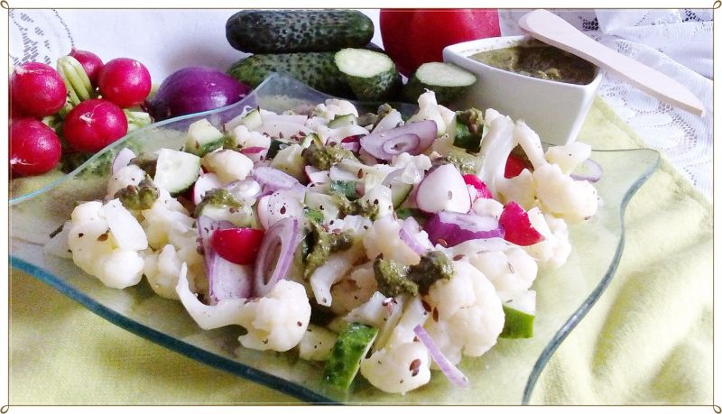 Sałatka kalafiorowa z pesto rzodkiewkowym Sałatka kalafiorowa z pesto rzodkiewkowym