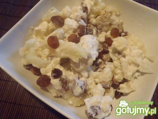 Sałatka kalafiorowa z rodzynkami