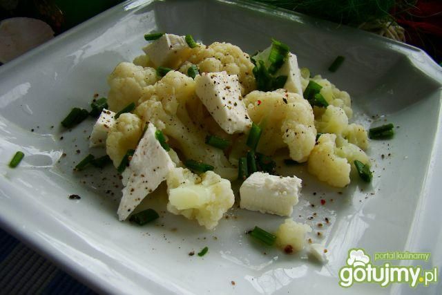 Sałatka kalafiorowa z serem feta 