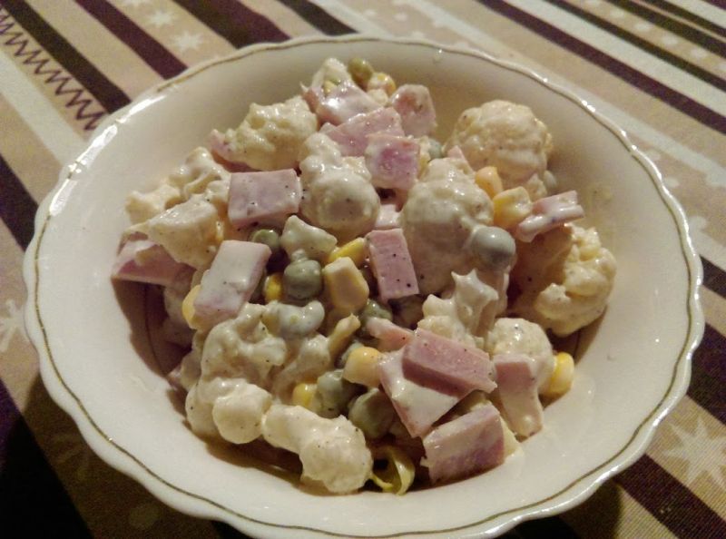 Sałatka kalafiorowa z szynką i majonezem