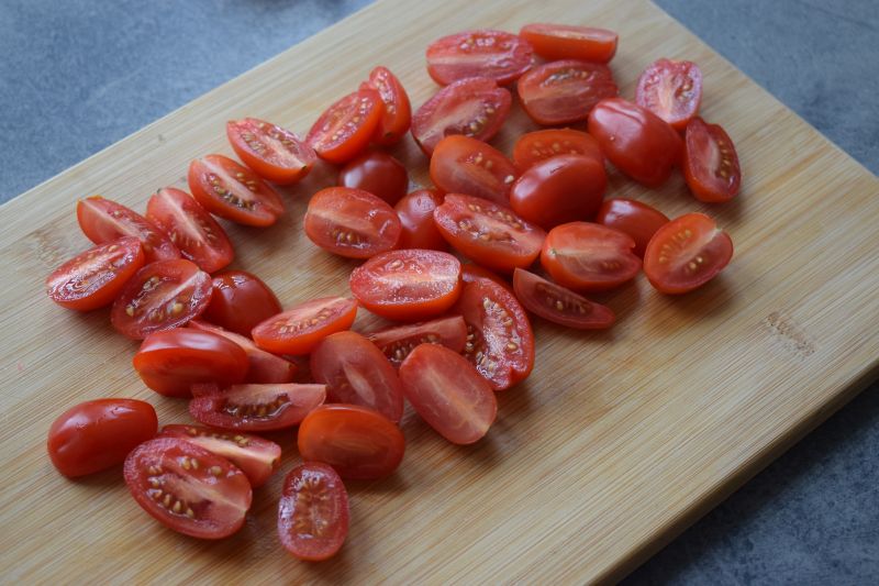 Sałatka kalafiorowa z szynką i pomidorkami
