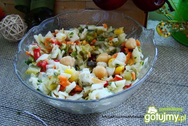 Sałatka kapuściana z cieciorką 