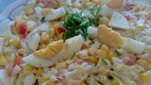 Sałatka: kapusta pekińska z serem żółtym