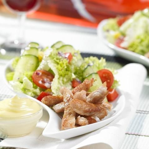 Sałatka kolorowa z sosem czosnkowym Sałatka kolorowa z sosem czosnkowym