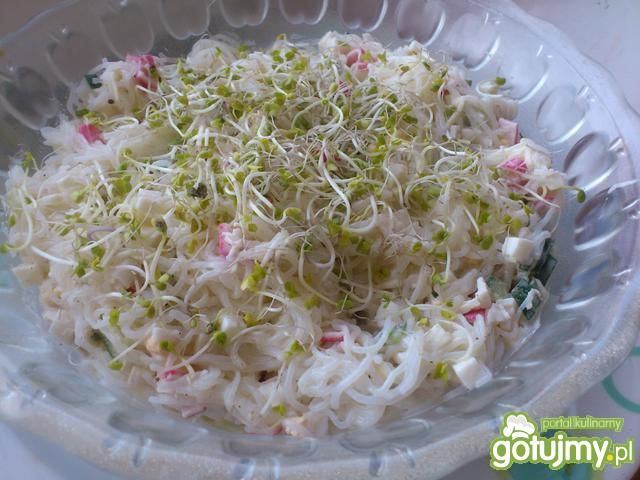 Sałatka krabowa z makaronem ryżowym Sałatka krabowa z makaronem ryżowym