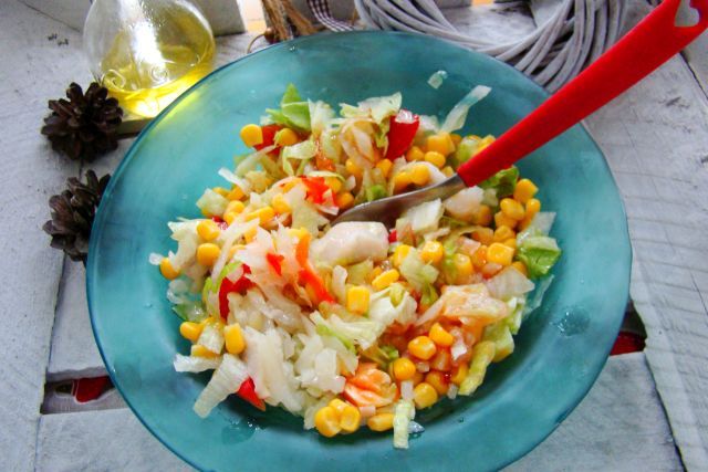 Sałatka kukurydziano śledziowa z sałatą lodową