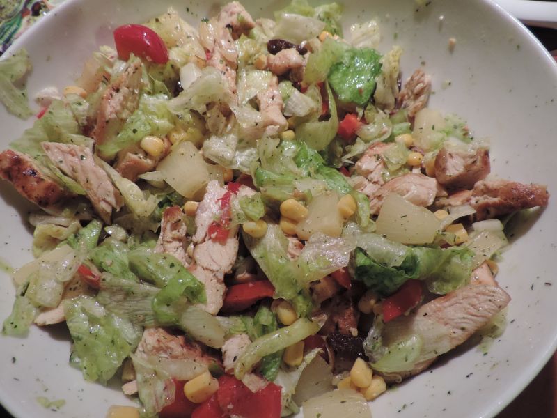 Sałatka kurczakiem, ananasem i rodzynkami