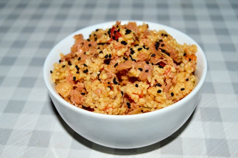 Sałatka kuskus z tuńczykiem i suszonymi pomidorami